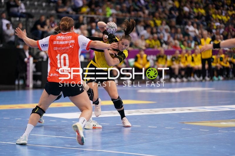 Szene mit Maxi Mühlner (10; HSG Blomberg-Lippe) und Guro Nestaker (33; Borussia Dortmund)