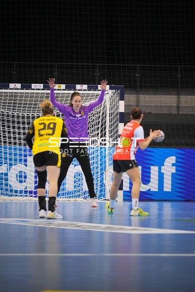 Szene mit 11; HSG Blomberg-Lippe und Emma Olsson (29; Borussia Dortmund)