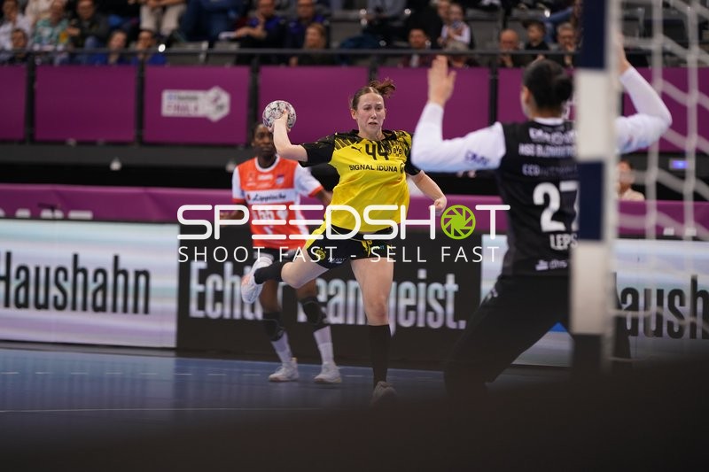 Szene mit Lara Egeling (44; Borussia Dortmund) und Lara Lepschi (27; HSG Blomberg-Lippe)