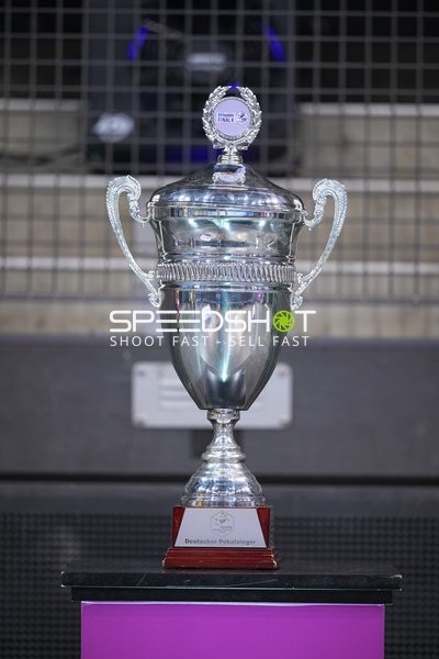 Pokalsieger-Trophäe in Porsche-Arena