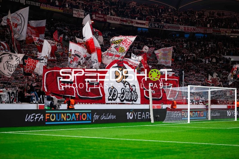 Fans feiern in der MHP Arena