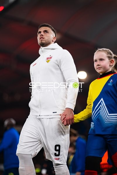 Spieler mit Kind beim Einlaufen