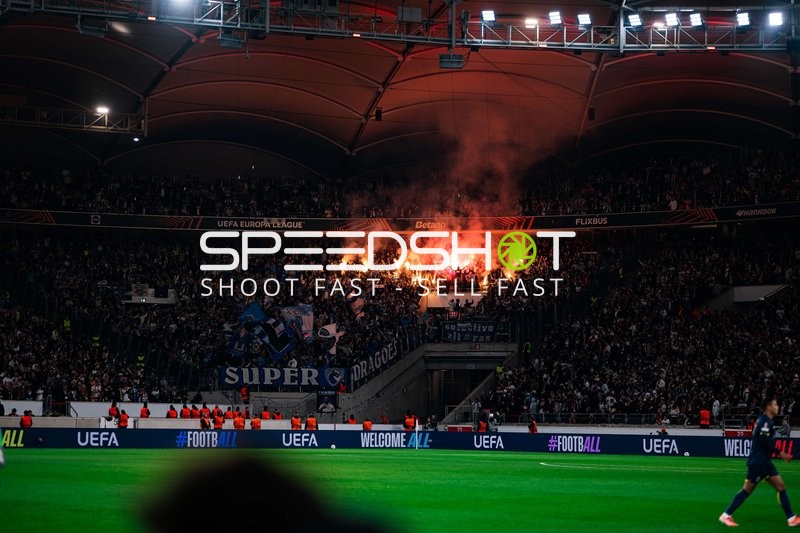 Fans entzünden Pyrotechnik