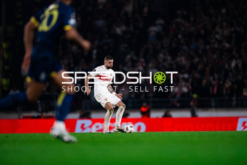 Ballkontrolle von Ameen Al-Dakhil (2; VfB Stuttgart)