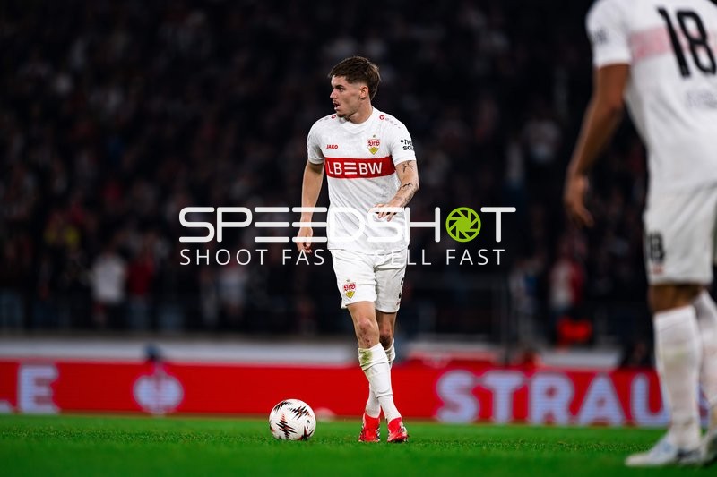 Ballkontrolle von Ramon Hendriks (3; VfB Stuttgart)