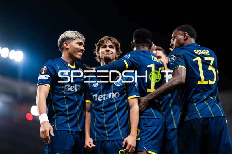 Gabri Veiga (8; F.C. Porto) feiert mit Teamkollegen