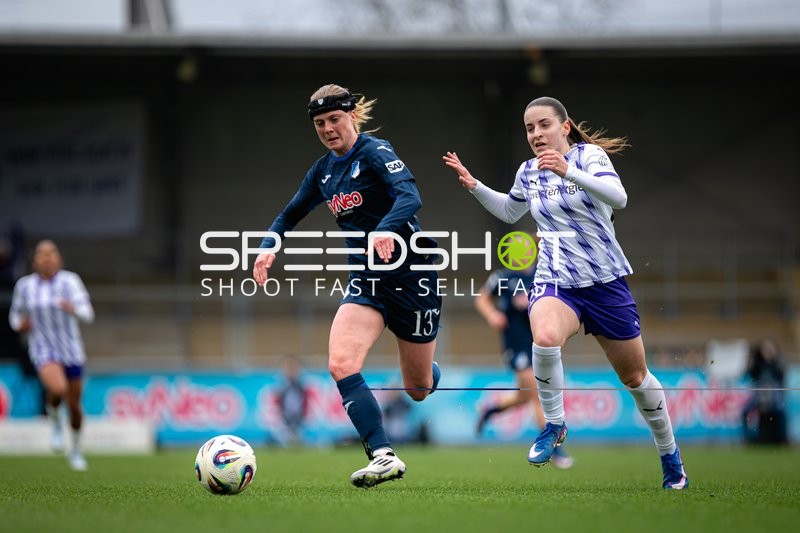 Laufduell zwischen Wielle Douma (13; TSG Hoffenheim) und Leonie Köpp (20; SGS Essen)