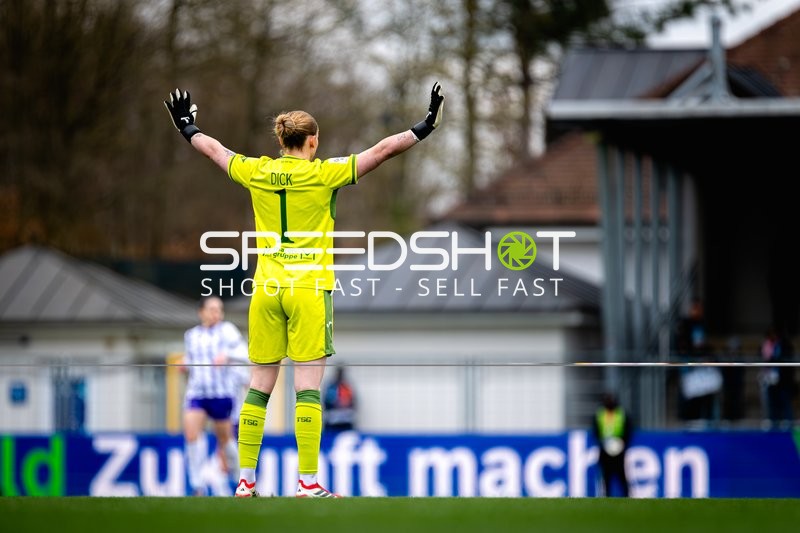 Torwart mit Armen oben