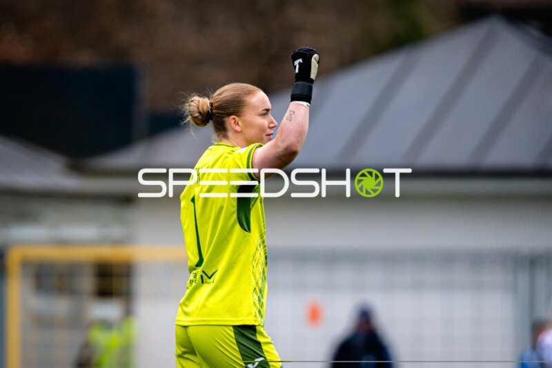 Torwart Laura Dick (1; TSG Hoffenheim) in Aktion