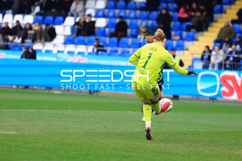 Torwart Laura Dick (1; TSG Hoffenheim) spielt Ball