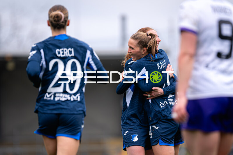 Spielerinnen feiern gemeinsam