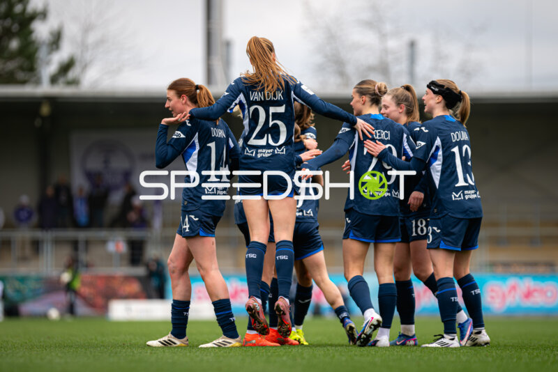 Spielerinnen feiern gemeinsam