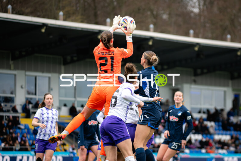 Torwartin fängt Ball