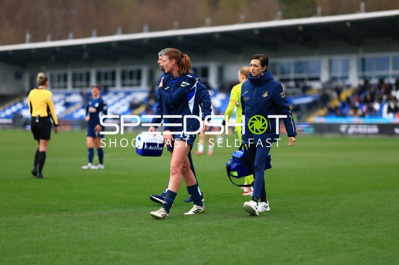 Spielerinnen verlassen Spielfeld