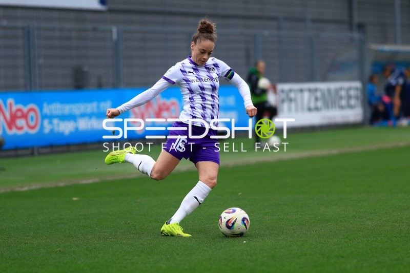 Spielerin schießt Ball