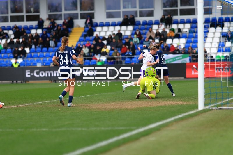 Torwartparade im Strafraum