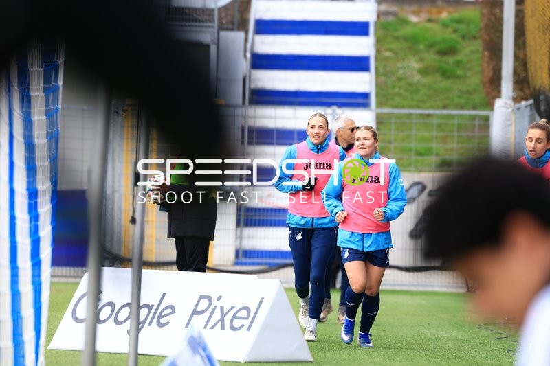 Spielerinnen beim Aufwärmen