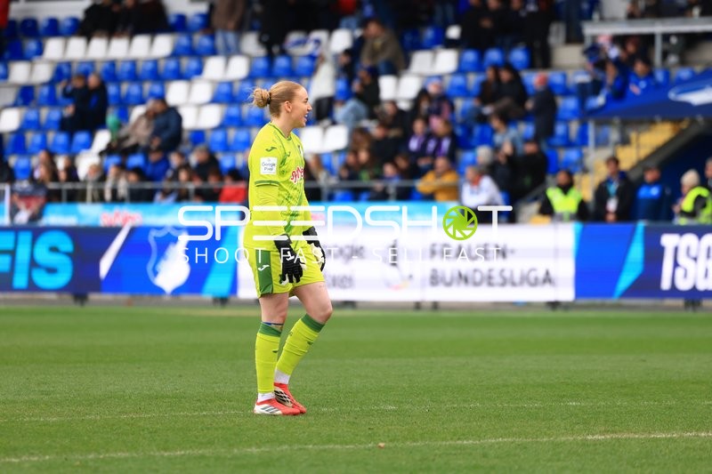 Torwart Laura Dick (1; TSG Hoffenheim) in Aktion