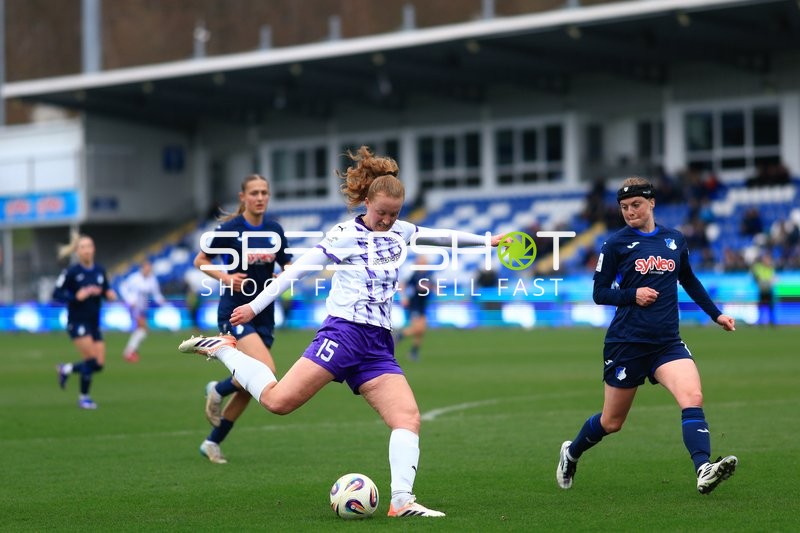 Ballaktion mit Laura Pucks (15; SGS Essen)