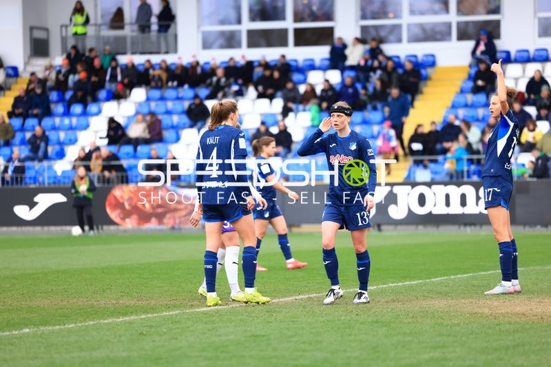 Spielerinnen von TSG Hoffenheim in Aktion