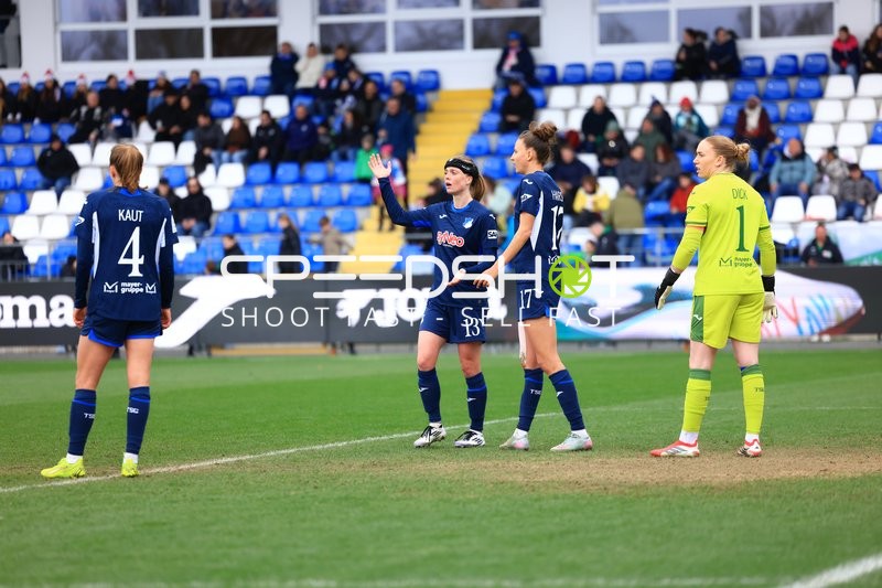 Spielszene mit Franziska Harsch (17; TSG Hoffenheim) und Laura Dick (1; TSG Hoffenheim)