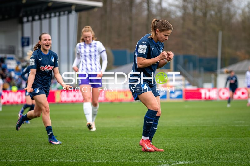 Spielerinnen feiern Erfolg