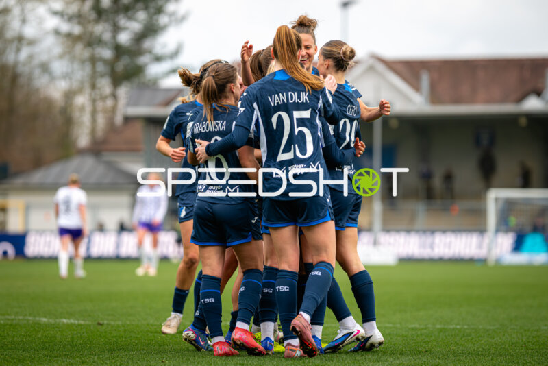 Spielerinnen feiern gemeinsam