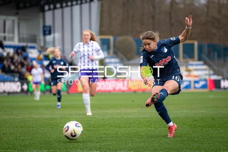 Schuss von Dominika Grabowska (16; TSG Hoffenheim)
