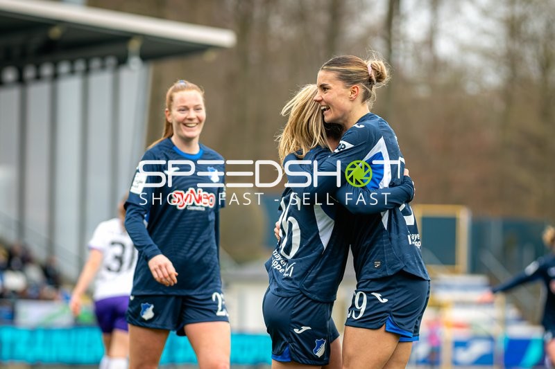 Spielerinnen feiern gemeinsam