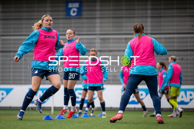 Spielerinnen beim Aufwärmen