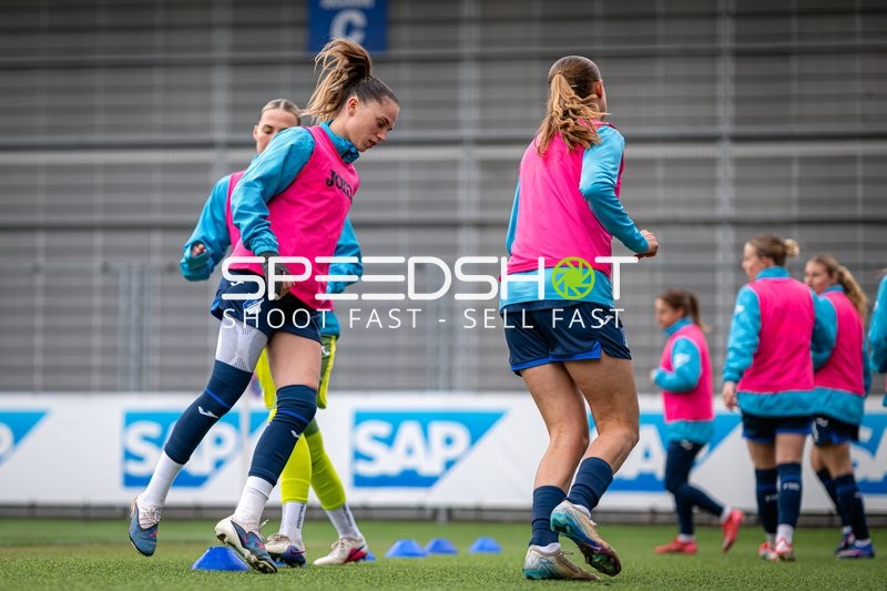 Spielerinnen beim Aufwärmen