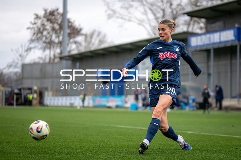 Spielerin schießt Ball