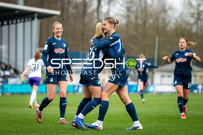 Spielerinnen feiern gemeinsam