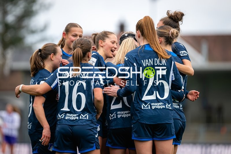 Spielerinnen feiern gemeinsam