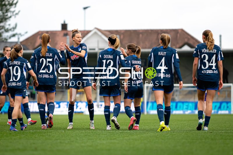 Spielerinnen begrüßen sich