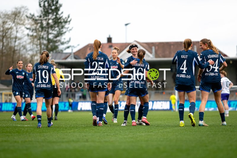 Spielerinnen von TSG Hoffenheim feiern