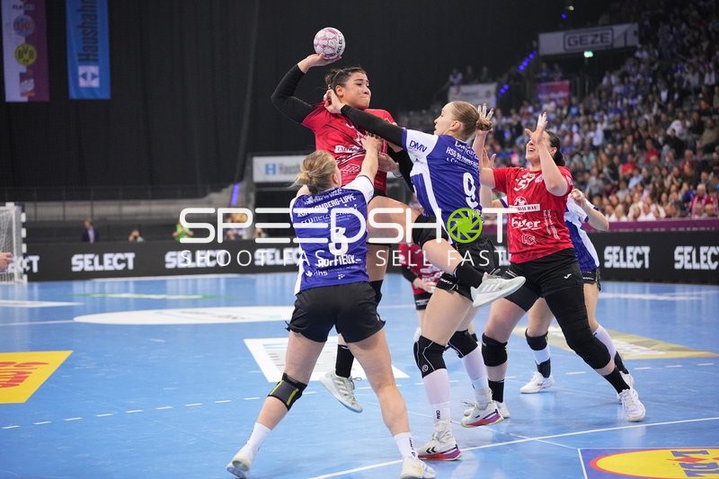 Szene mit Giulia Guarieiro (13; Thüringer HC) und Gegnerinnen