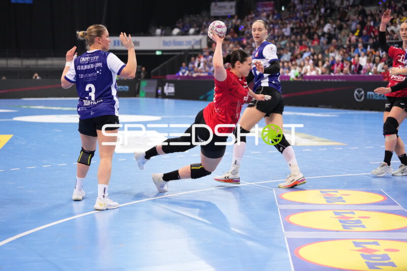 Szene mit Nieke Kühne (9; HSG Blomberg-Lippe)