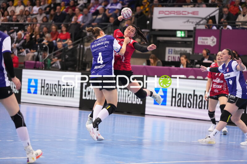 Szene mit Giulia Guarieiro (13; Thüringer HC) und Diana Dögg Magnusdottir (7; HSG Blomberg-Lippe)