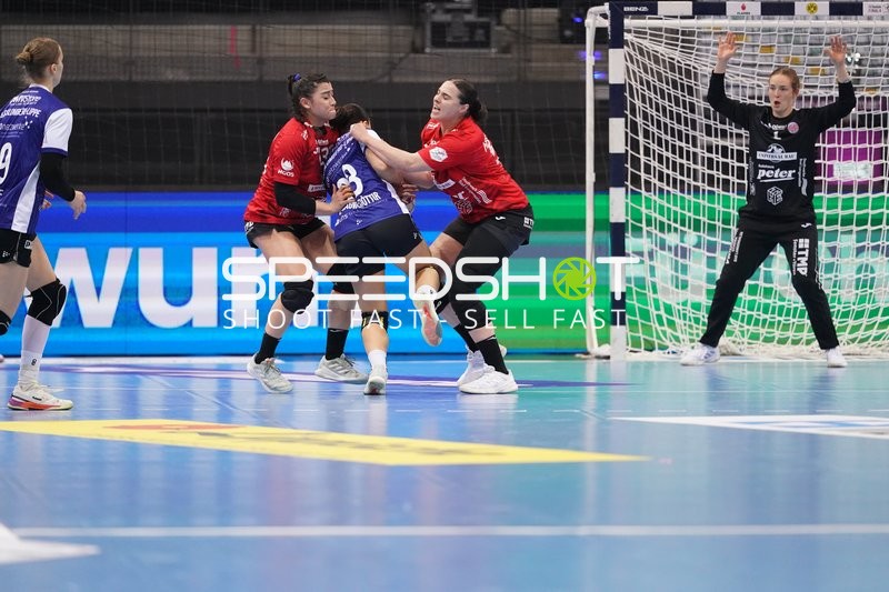 Szene mit Christina Lövgren Hallberg (1; Thüringer HC) und Josefine Hanfland (57; Thüringer HC)