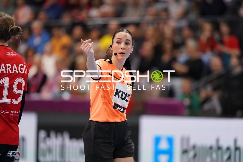 Schiedsrichterin im Spiel