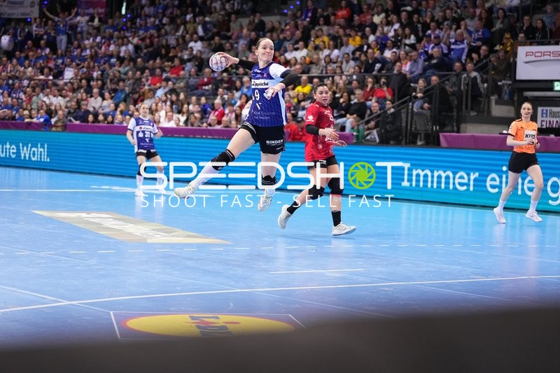 Szene mit Nieke Kühne (9; HSG Blomberg-Lippe) und Giulia Guarieiro (13; Thüringer HC)