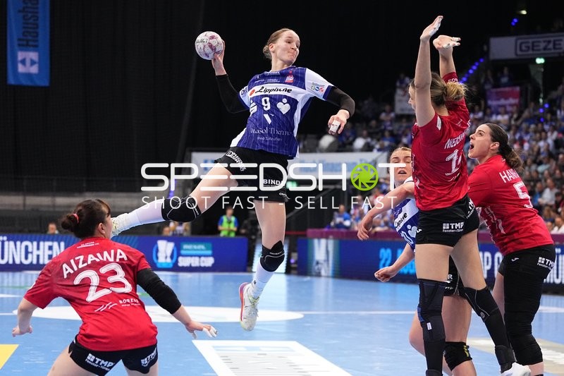 Szene mit Nieke Kühne (9; HSG Blomberg-Lippe) und Maxi Mühlner (10; HSG Blomberg-Lippe)