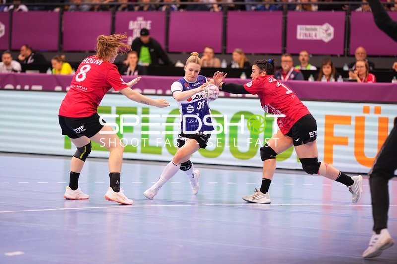 Szene mit Alexia Hauf (31; HSG Blomberg-Lippe) und Gegnerinnen