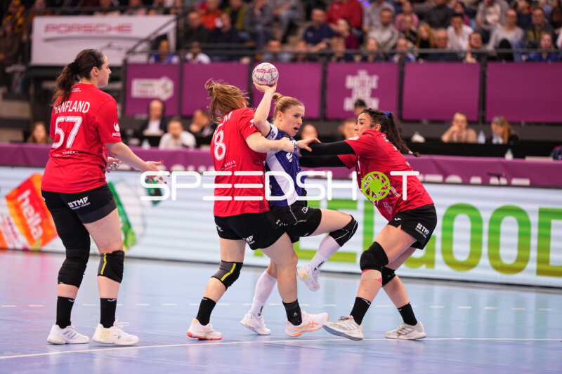 Szene mit Alexia Hauf (31; HSG Blomberg-Lippe) und Gegnerinnen