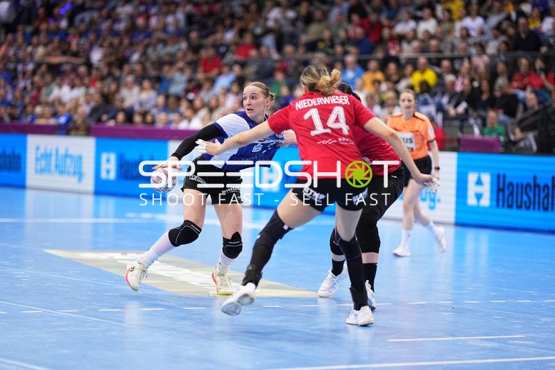 Szene mit Nieke Kühne (9; HSG Blomberg-Lippe) und Anika Niederwieser (14; Thüringer HC)