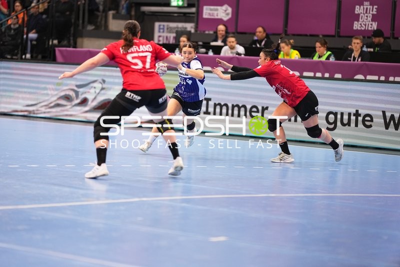 Szene mit Elin Rosa Magnusdottir (33; HSG Blomberg-Lippe) und Gegnerinnen