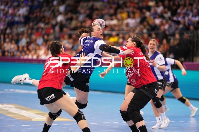 Szene mit Diana Dögg Magnusdottir (7; HSG Blomberg-Lippe) und Laura Rüffieux (3; HSG Blomberg-Lippe)