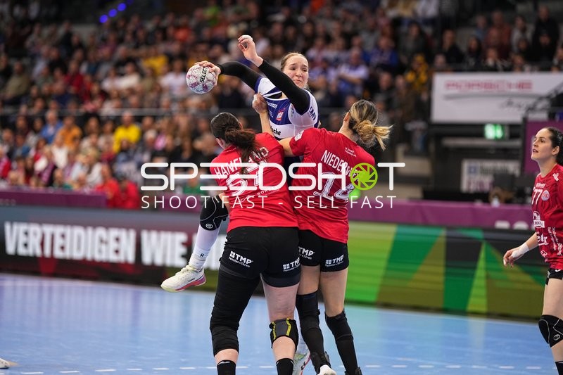 Szene mit Josefine Hanfland (57; Thüringer HC) und Nieke Kühne (9; HSG Blomberg-Lippe)