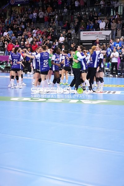 Spielerinnen der HSG Blomberg-Lippe auf Spielfeld